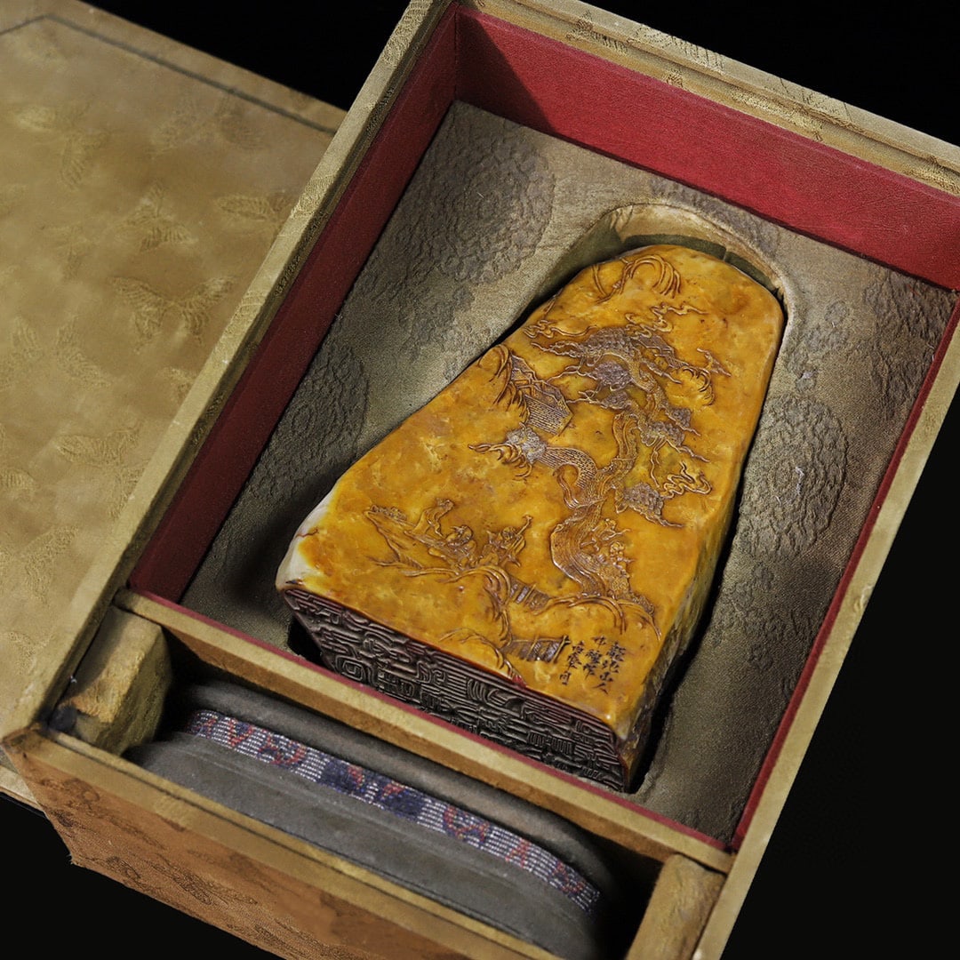 Chinese natural shoushan stone carved seal Qing dynasty: Size: Height 19.5 cm - Width 12 cm Materials: Natural Shoushan stone Time Period: Qing dynasty Manufactured Date: Qianlong Period Object: Chinese Antique ⛨ Purchase With Confidence ✔