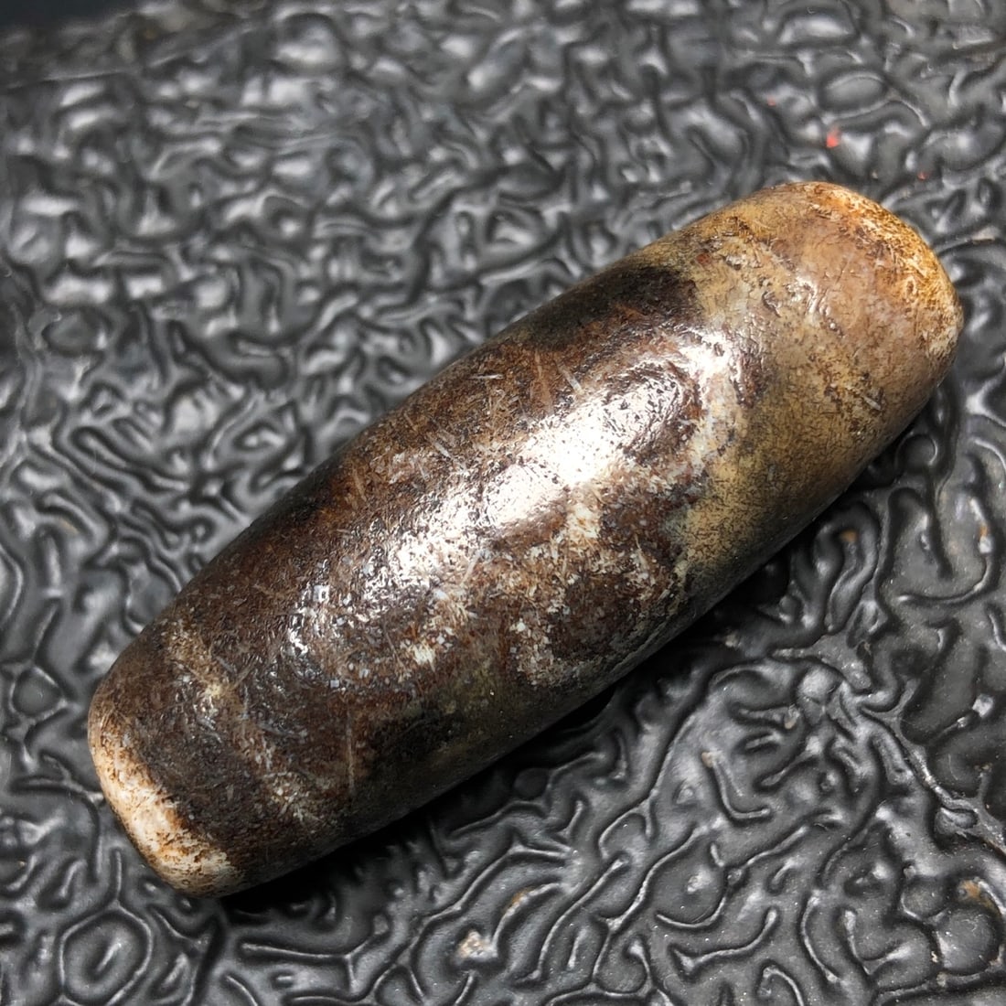 Chinese natural agate DZI beads: Size: Height 4 cm - Width 1.4 cm Materials: Natural Agate Time Period: Qing dynasty Manufactured Date: Qianlong Period Object: Chinese Antique ⛨ Purchase With Confidence ✔ Verified