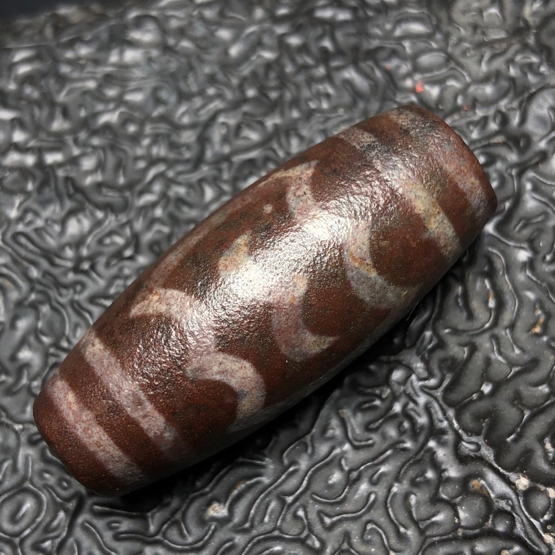Chinese natural agate DZI beads: Size: Height 3.8 cm - Width 1.6 cm Materials: Natural Agate Time Period: Qing dynasty Manufactured Date: Qianlong Period Object: Chinese Antique ⛨ Purchase With Confidence ✔ Verifie