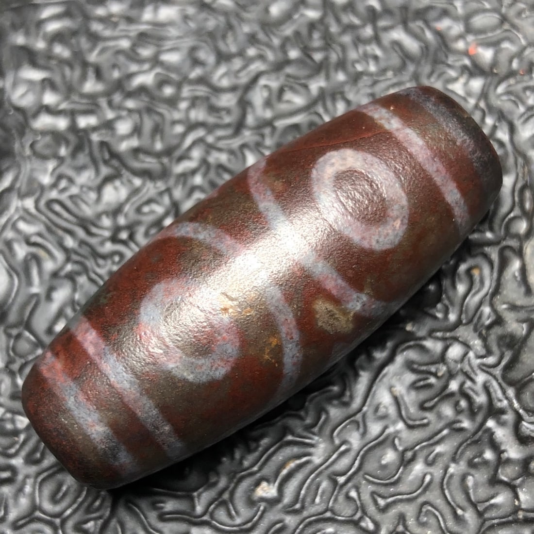 Chinese natural agate DZI beads: Size: Height 3.8 cm - Width 1.6 cm Materials: Natural Agate Time Period: Qing dynasty Manufactured Date: Qianlong Period Object: Chinese Antique ⛨ Purchase With Confidence ✔ Verifie