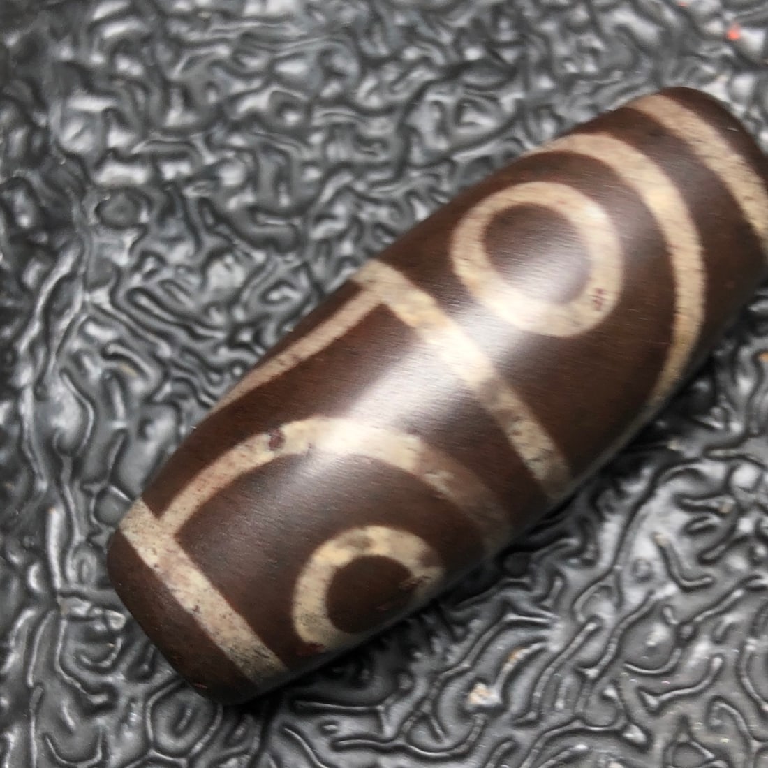 Chinese natural agate DZI beads: Size: Height 3.8 cm - Width 1.6 cm Materials: Natural Agate Time Period: Qing dynasty Manufactured Date: Qianlong Period Object: Chinese Antique ⛨ Purchase With Confidence ✔ Verifie