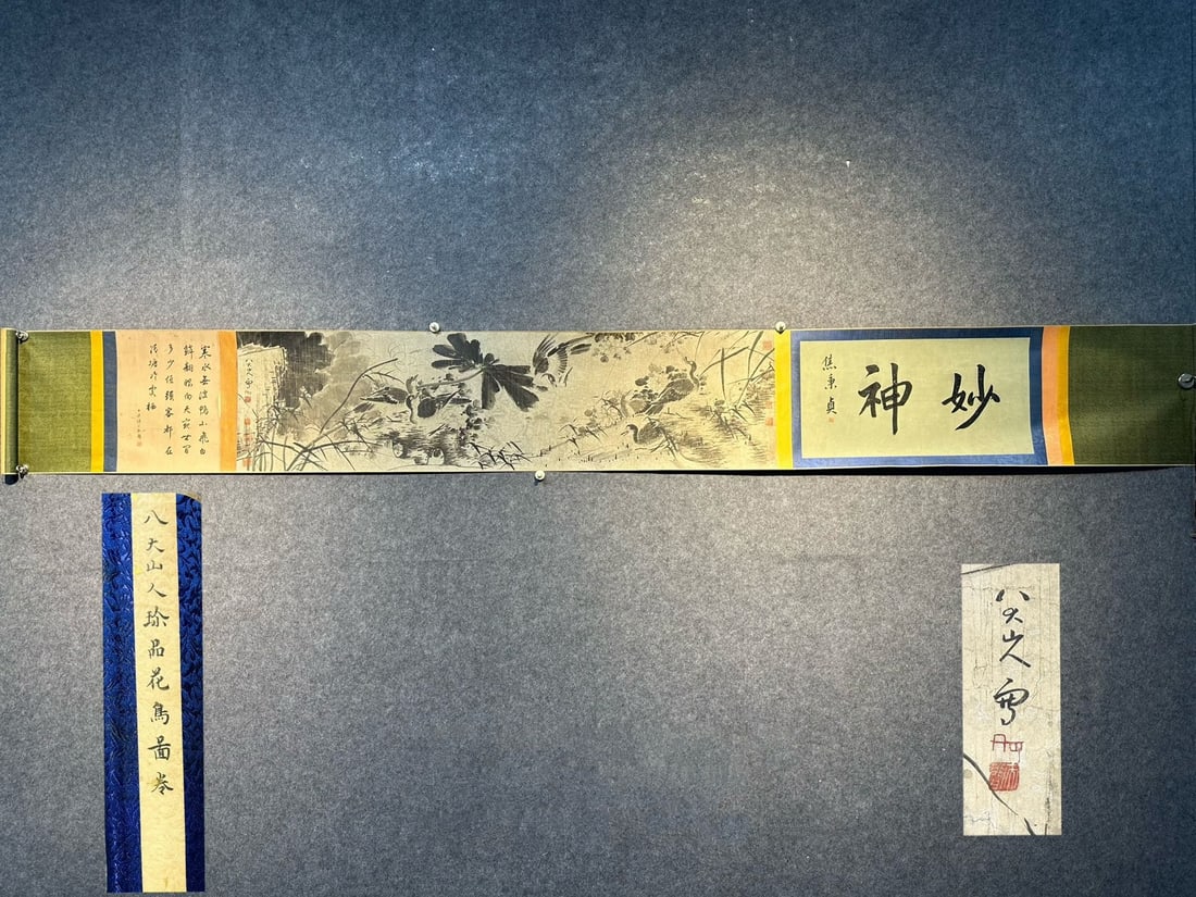 Chinese scroll painting Qing dynasty Bada Shanren: Size: Height 350 cm - Width 42 cm Materials: Silk Time Period: Qing dynasty Manufactured by: Bada Shanren Object: Chinese Antique A fine hand-painted handscroll of flowers and birds on paper by