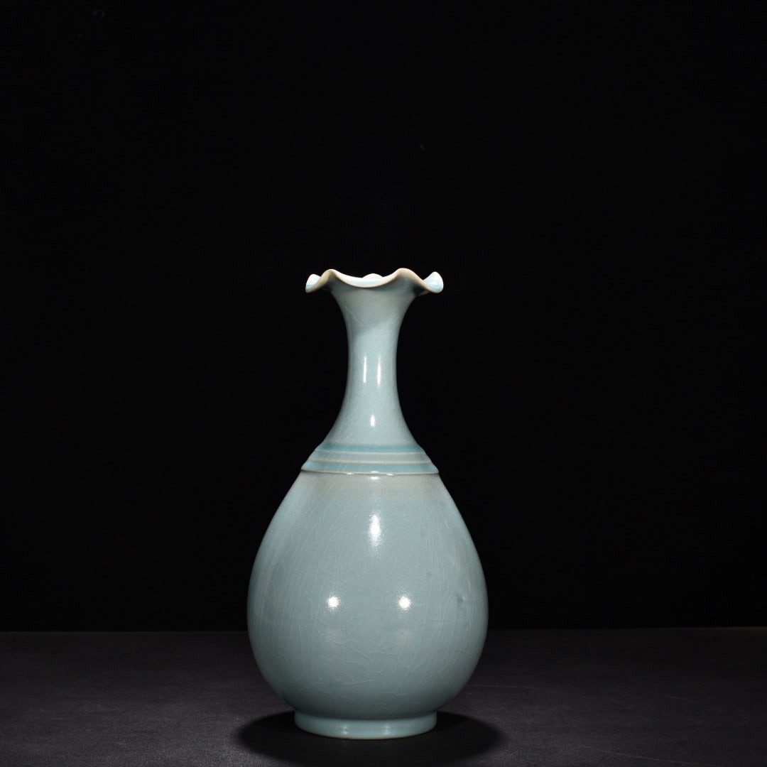Song Dynasty Ru kiln azure glaze flower mouth jade pot spring vase (1 of 9)