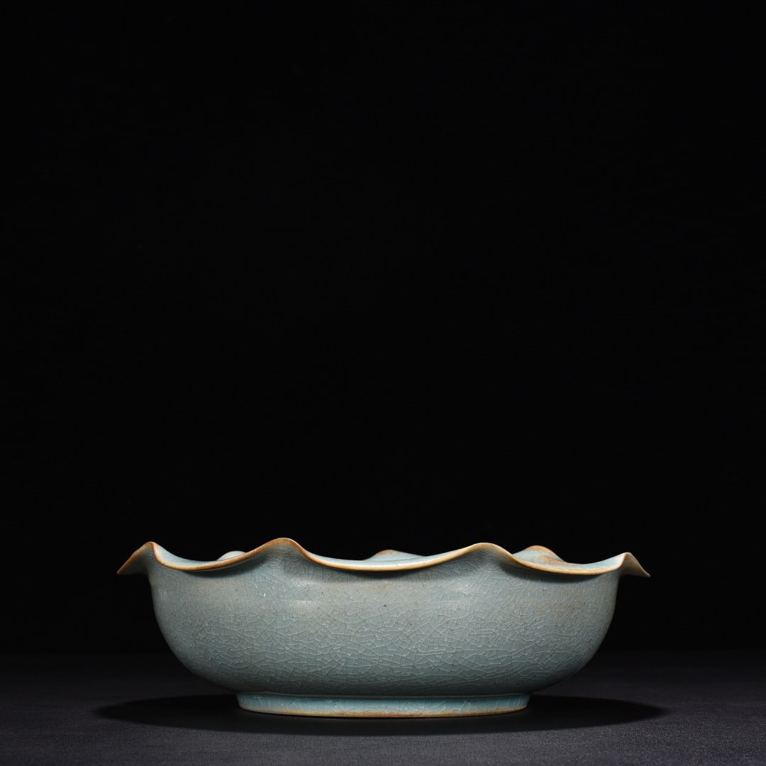 Song Dynasty Ru kiln azure glaze lotus leaf flower mouth wash: Size: Width 20.5 cm - Height 6 cm Materials: Porcelain Time Period: Song dynasty Manufactured Date: 10th-c Period Object: Chinese Antique ⛨ Purchase With Confidence ✔ Verified Aucti
