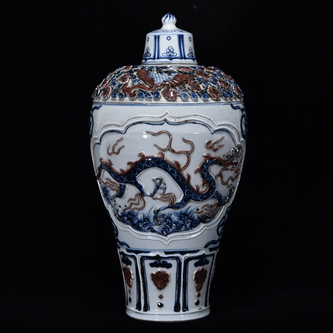 Yuan Dynasty blue and white underglaze red pinch flower embossed dragon plum vase: Size: Height 47.5 cm - Width 25 cm Materials: Porcelain Time Period: Yuan dynasty Manufactured Date: 13th-c Period Object: Chinese Antique ⛨ Purchase With Confidence ✔ Verified Auct