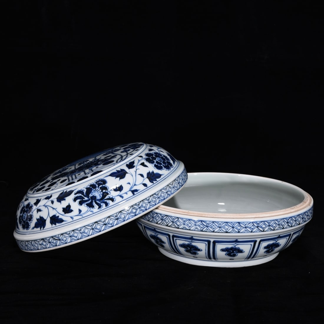 Yuan Dynasty blue and white fish and algae porcelain powder box (1 of 9)