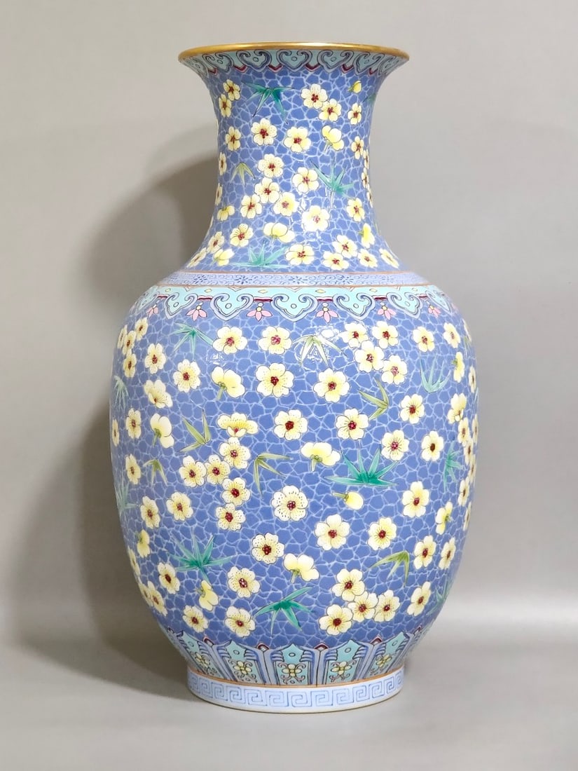 Qing Dynasty Qianlong ice plum porcelain vase (1 of 8)