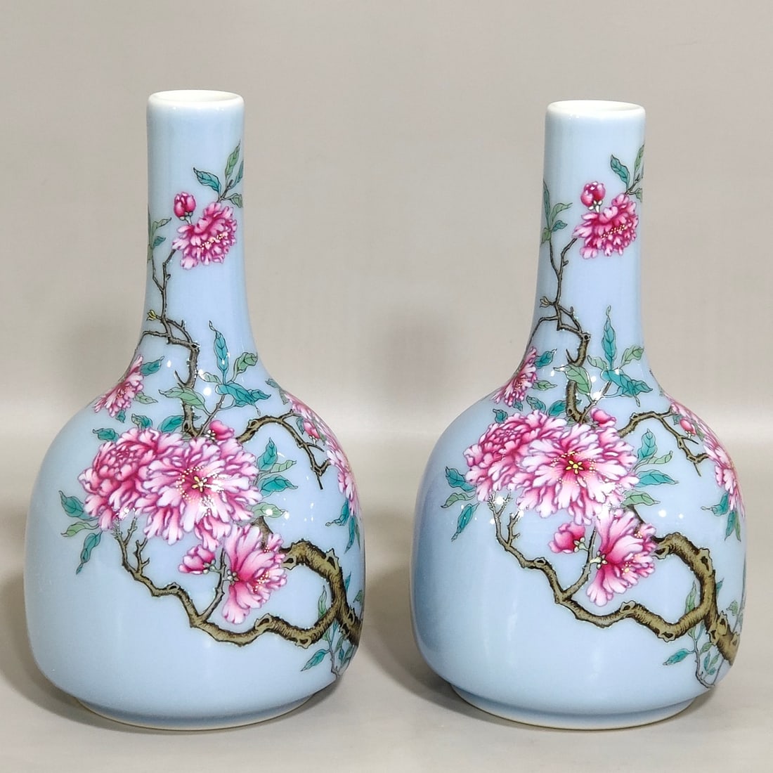 Chinese famille rose porcelain vase pair Qing dynasty Qianlong Mark & Period: Size: Height 14.5 cm - Width 8 cm Materials: Porcelain Time Period: Qing dynasty Manufactured Date: Qianlong Mark & Period Object: Chinese Antique ⛨ Purchase With Confidence ✔ Verif