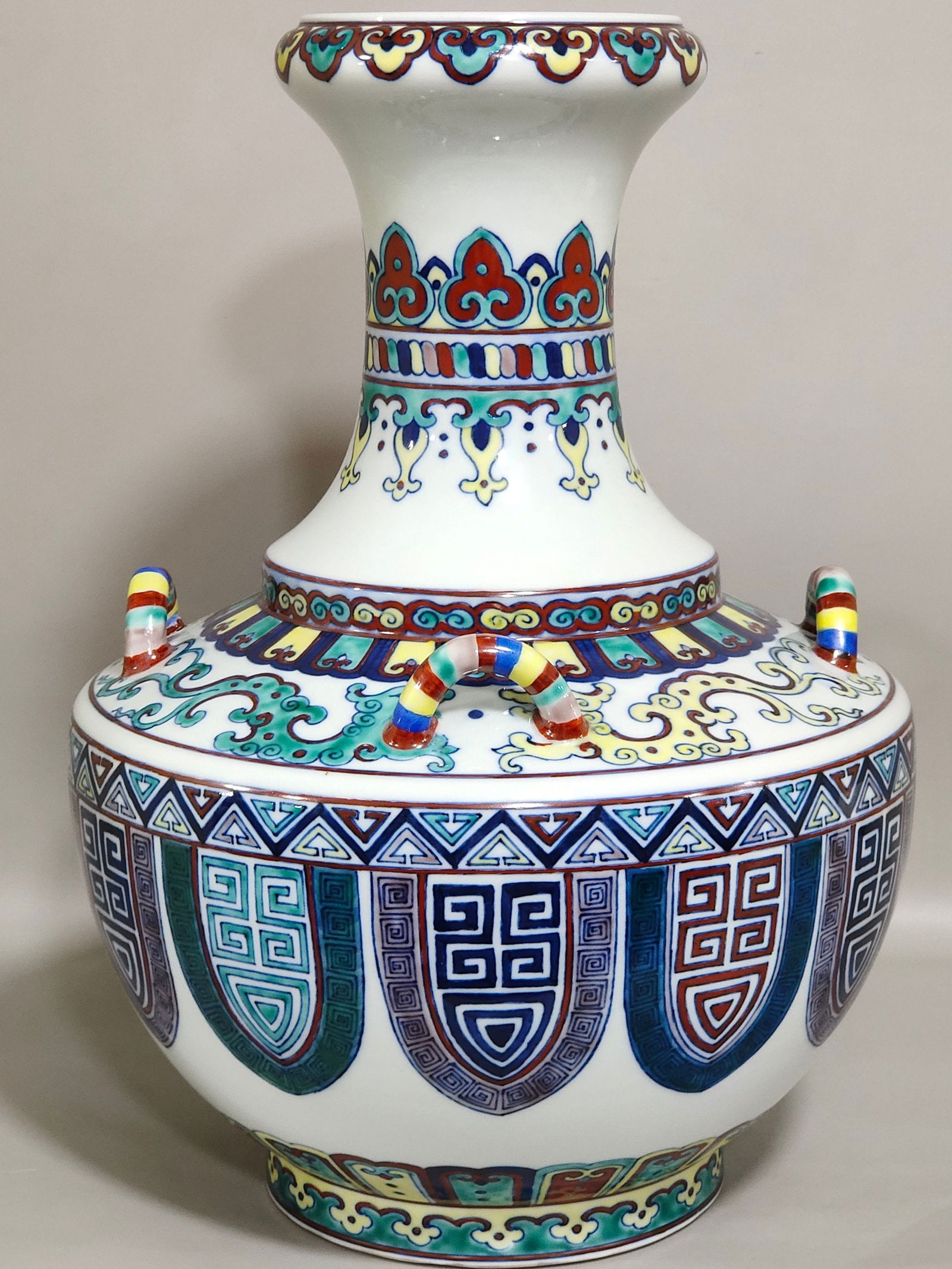 Chinese doucai porcelain vase Qing dynasty Qianlong Mark & Period (1 of 9)