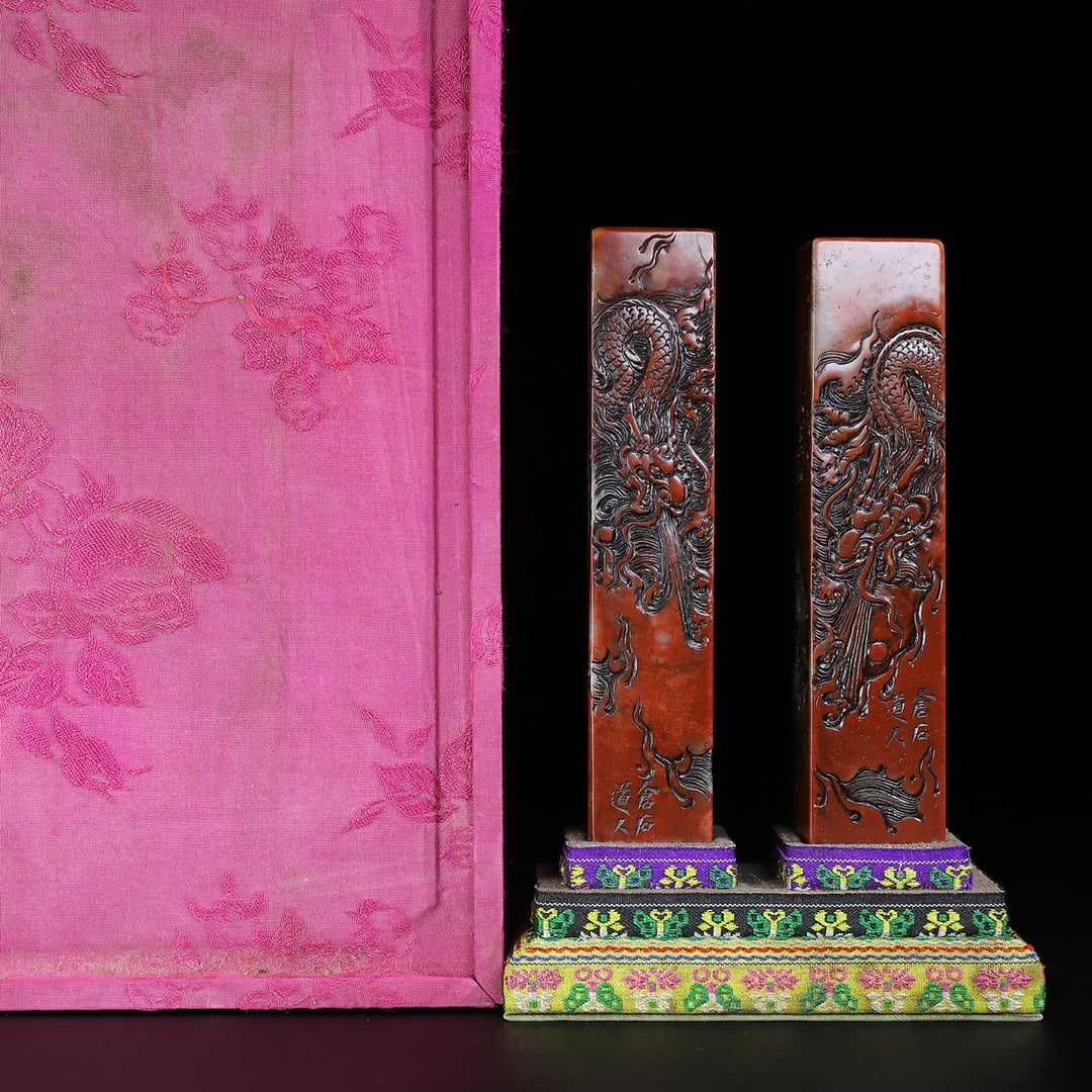 Chinese natural shoushan stone carved seal set Qing dynasty: Size: Height 14.7 + 14.5 cm - Width 3 + 3.2 cm Materials: Natural Shoushan stone Time Period: Qing dynasty Manufactured Date: Qianlong Period Object: Chinese Antique ⛨ Purchase With Confidence