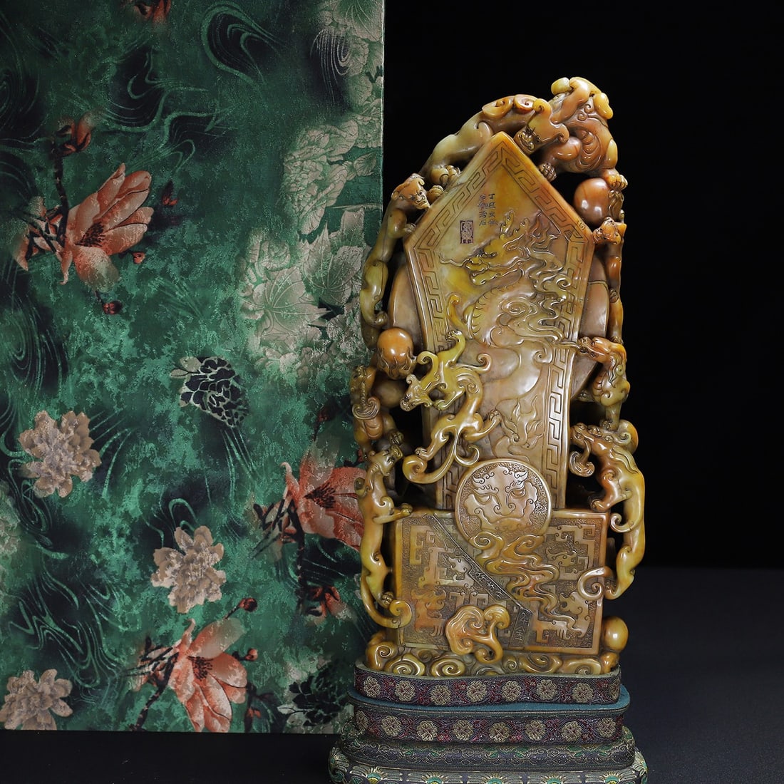 Chinese natural shoushan stone carved seal Qing dynasty: Size: Height 40 cm - Width 20 cm Materials: Natural Shoushan stone Time Period: Qing dynasty Manufactured Date: Qianlong Period Object: Chinese Antique ⛨ Purchase With Confidence ✔