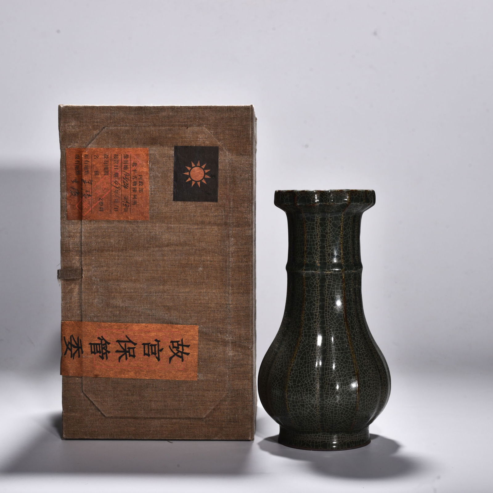 Song Dynasty Ge kiln melon-edge plate-mouth bottle (1 of 9)