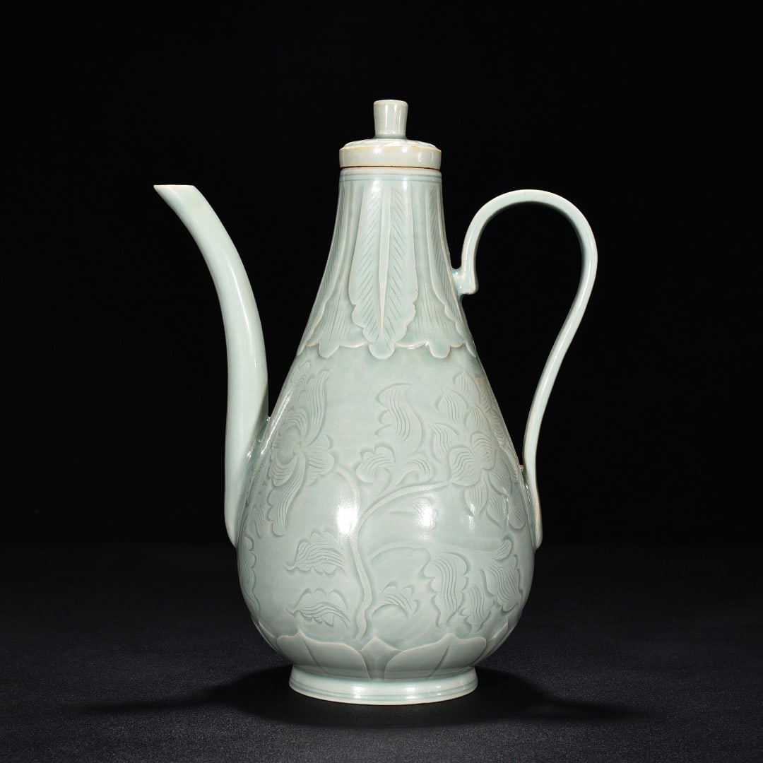 Song Dynasty Yue kiln celadon carved flower pear-shaped pot (1 of 9)