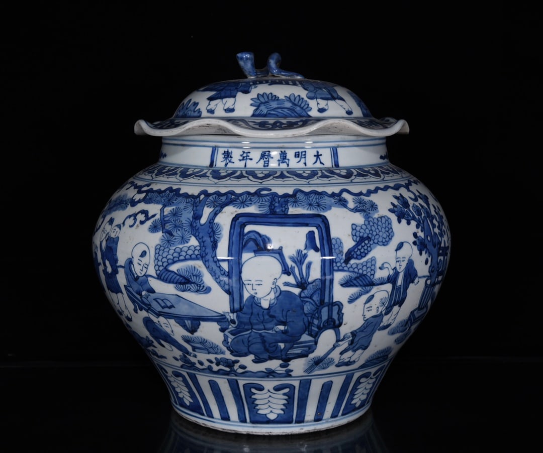 Ming Dynasty Wanli blue and white lotus leaf porcelain jar: Size: Height 35 cm - Width 36 cm Materials: Porcelain Time Period: Ming dynasty Manufactured Date: Wanli Mark & Period Object: Chinese Antique ⛨ Purchase With Confidence ✔ Verified