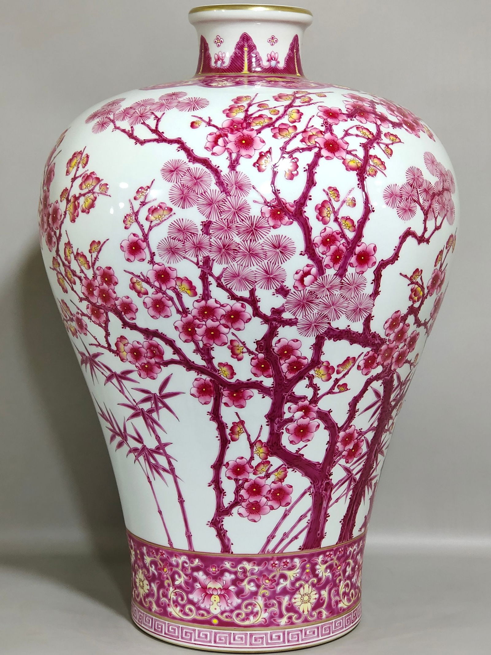 Qing Dynasty Qianlong agate red Suihan Sanyou pine bamboo and plum vase: Size: Height 47 cm - Width 29 cm Materials: Porcelain Time Period: Qing dynasty Manufactured Date: Qianlong Mark & Period Object: Chinese Antique ⛨ Purchase With Confidence ✔ Verifi