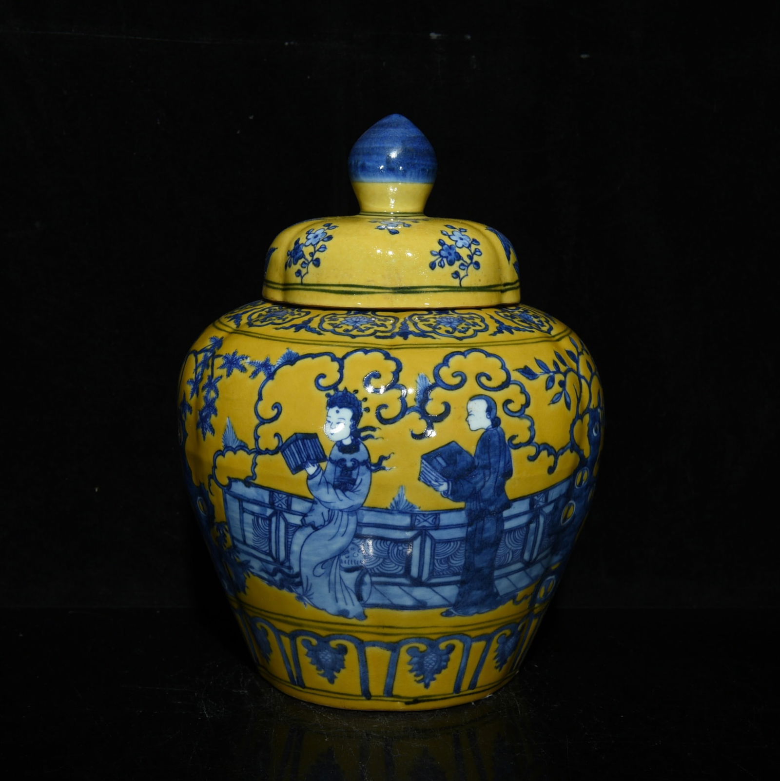 Ming Dynasty Jiajing yellow ground blue and white character story lid jar: Size: Height 28 cm - Width 23 cm Materials: Porcelain Time Period: Ming dynasty Manufactured Date: Jiajing Mark & Period Object: Chinese Antique ⛨ Purchase With Confidence ✔ Verifie