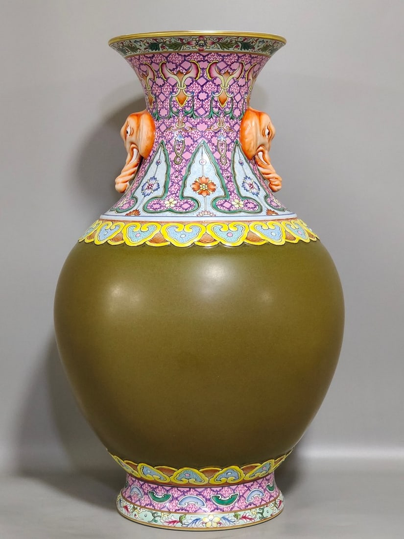 Qing Dynasty Qianlong tea jasper green elephant ear bottle: Size: Height 39 cm - Width 22 cm Materials: Porcelain Time Period: Qing dynasty Manufactured Date: Qianlong Mark & Period Object: Chinese Antique ⛨ Purchase With Confidence ✔ Verifi