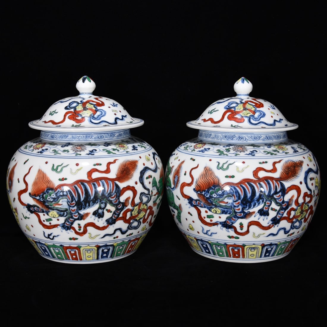 Ming Dynasty Xuande doucai jar with everything goes well lid jar (1 of 9)