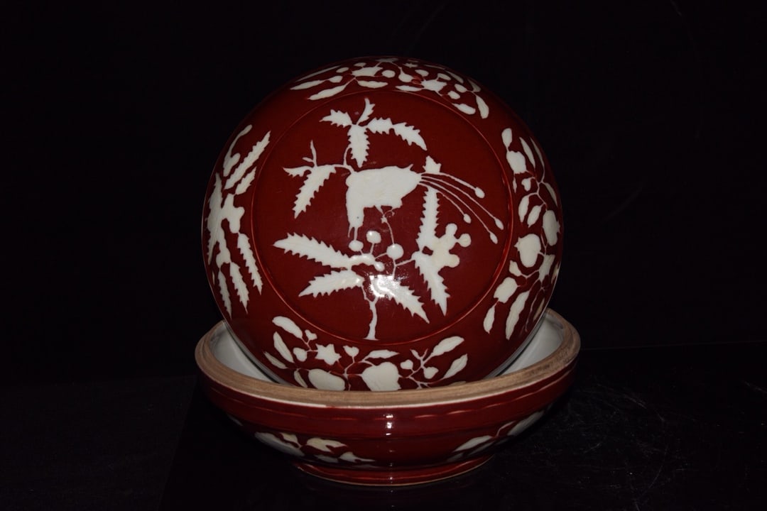 Ming Dynasty Xuande Festival red and white flower and bird powder box: Size: Width 28 cm - Height 15 cm Materials: Porcelain Time Period: Ming dynasty Manufactured Date: Xuande Mark & Period Object: Chinese Antique ⛨ Purchase With Confidence ✔ Verified