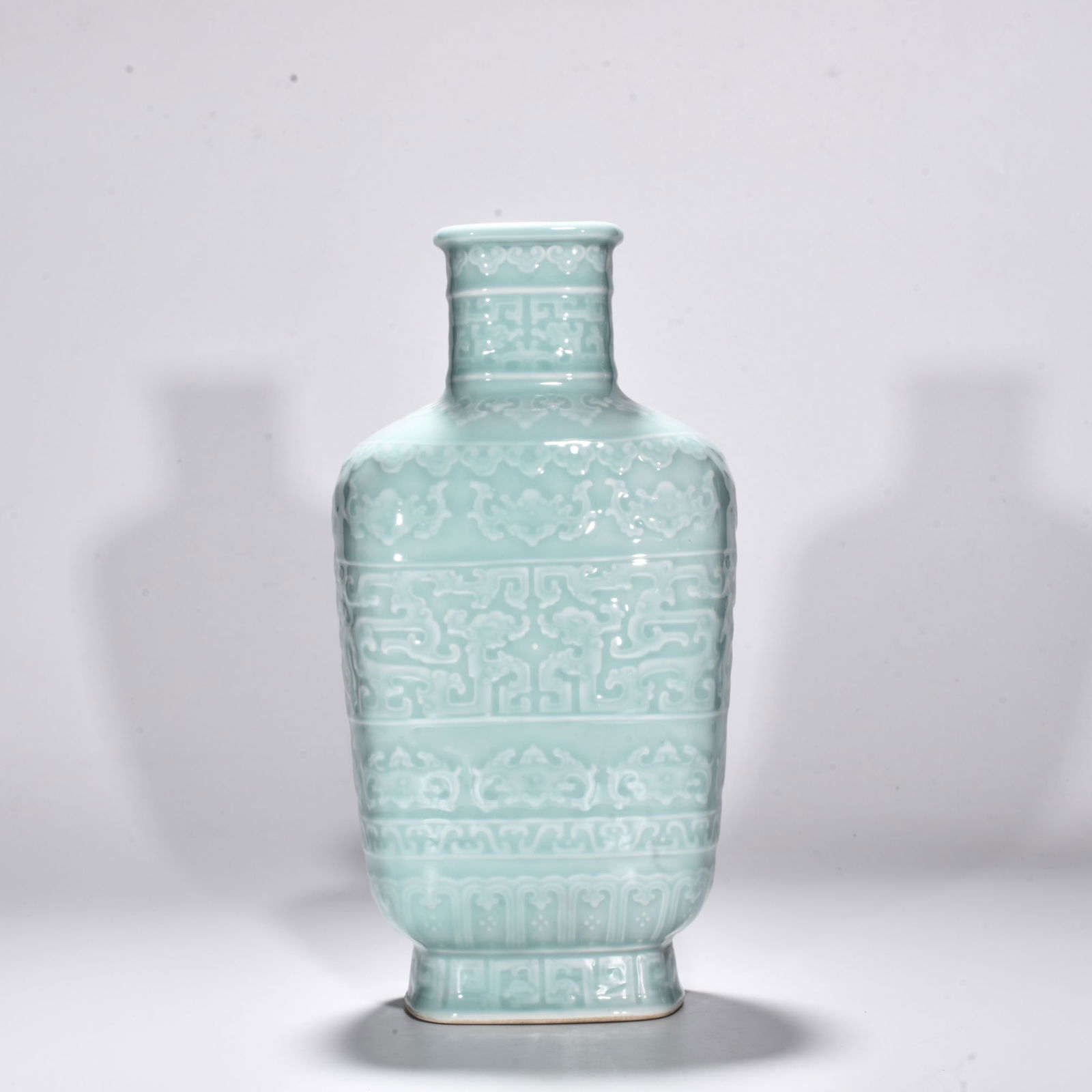 Qing Dynasty Qianlong pink celadon glaze Huilong Ruyi flat bottle (1 of 6)
