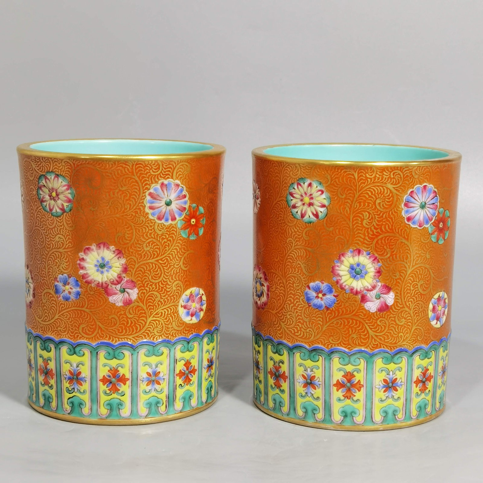 Qianlong Qing Dynasty pastel gold leather ball pattern pen holder: Size: Height 11 cm - Width 8.8 cm Materials: Porcelain Time Period: Qing dynasty Manufactured Date: Qianlong Mark & Period Object: Chinese Antique ⛨ Purchase With Confidence ✔ Verif