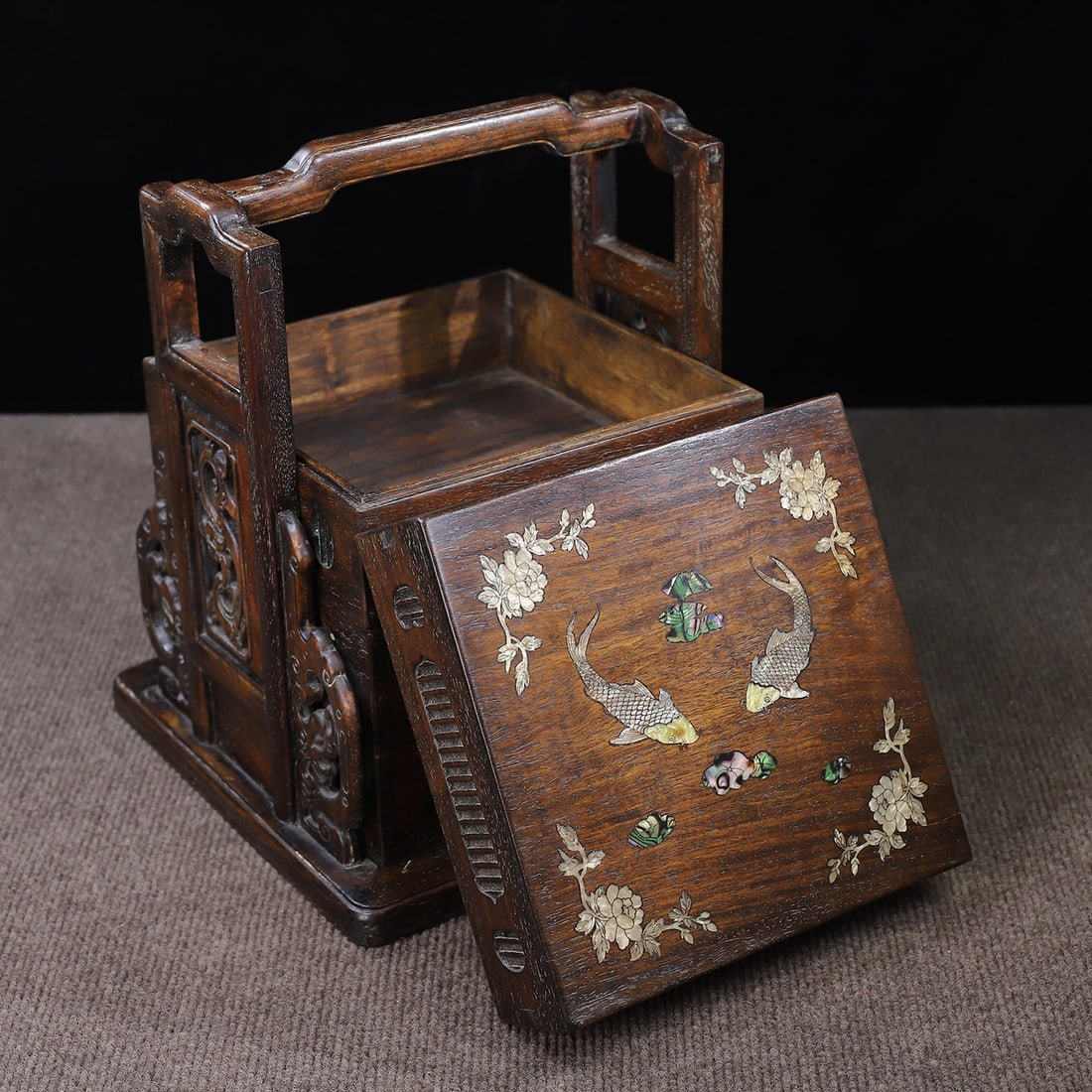 Chinese rosewood carved food box Qing Dynasty: Size: Height 30.5 cm - Width 26.5 cm Materials: Natural Rosewood Time Period: Qing dynasty Manufactured Date: Qianlong Period Object: Chinese Antique ⛨ Purchase With Confidence ✔ Ve