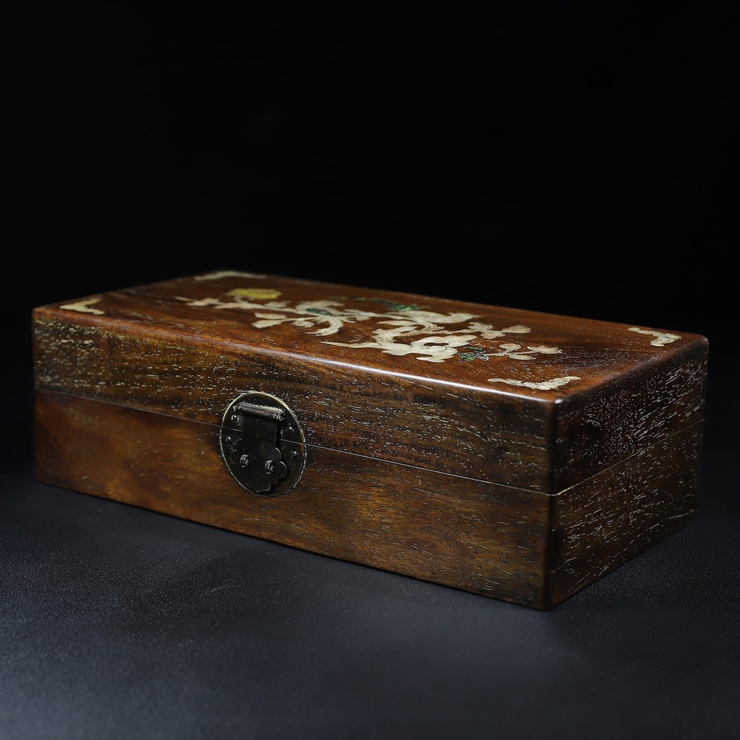 Chinese Rosewood carved treasure box Qing dynasty: Size: Height 16 cm - Width 31 cm Materials: Natural Rosewood Time Period: Qing dynasty Manufactured Date: Qianlong Period Object: Chinese Antique ⛨ Purchase With Confidence ✔ Verifi