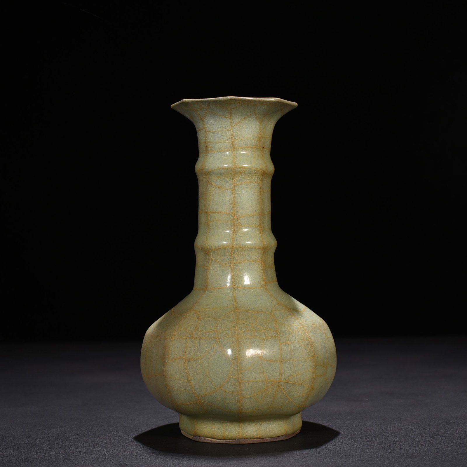 Song Dynasty official kiln dazzling pattern octagonal vase: Size: Height 22 cm - Width 12 cm Materials: Porcelain Time Period: Yuan dynasty Manufactured Date: 13th-c Period Object: Chinese Antique ⛨ Purchase With Confidence ✔ Verified Auctio