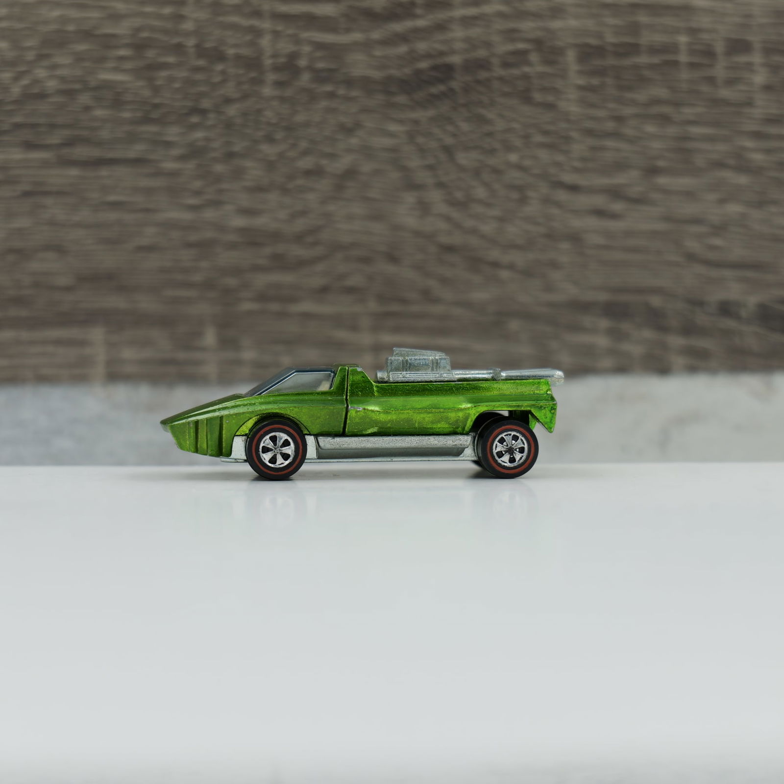 Hot wheels redline hairy hauler: hairy hauler, light green. Uniform color, blister pull clean. Very very little sharp edge wear/ storage wear. Canopy is a match, pins are good. Engine and base are brilliant. Glass, wheels and axles a