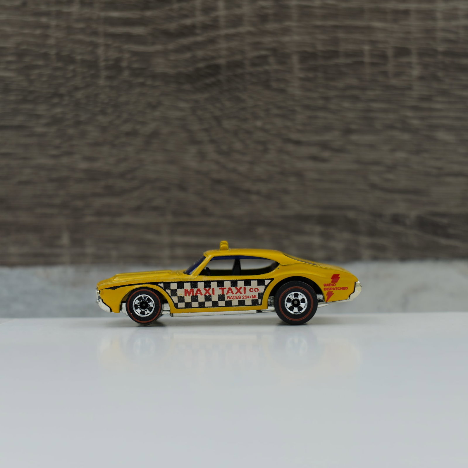 Hot wheels redline 442 maxi taxi: maxi taxi, blue glass. Car looks blister pull clean, there is a rub at the tip of the light bar. Base wheels and axles are good