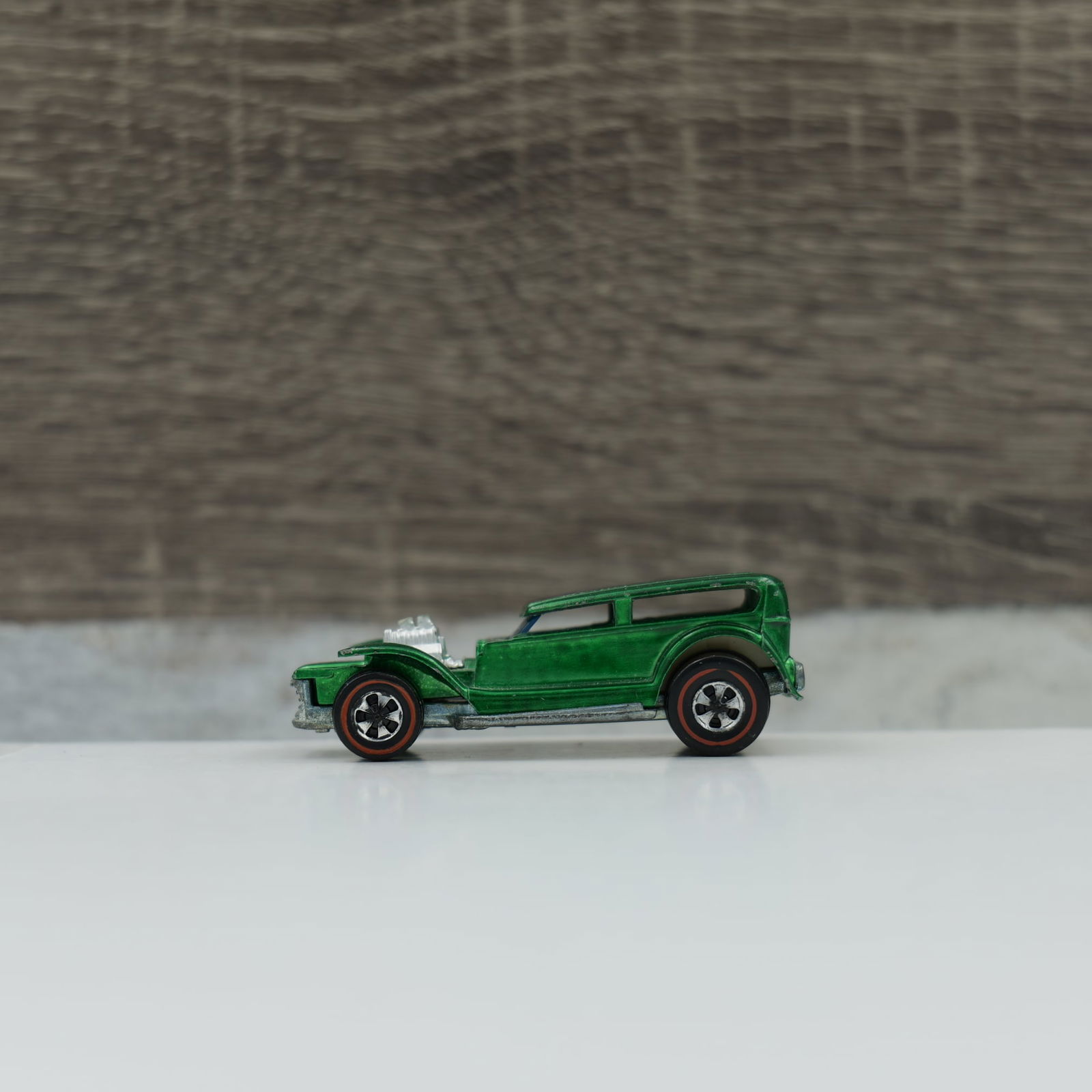 Hot wheels redline demon: Demon, green, white interior. Black roof looks good. No toning to mention. Light wear. Glass, wheels and axles look good. Base is gunmetal toned