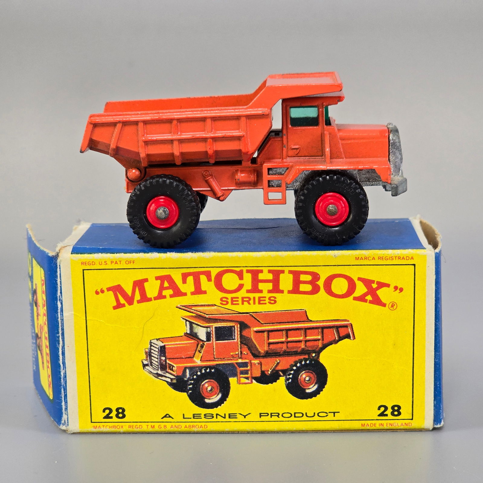 Lesney Matchbox Series Mack Dump Truck with box (1 of 13)