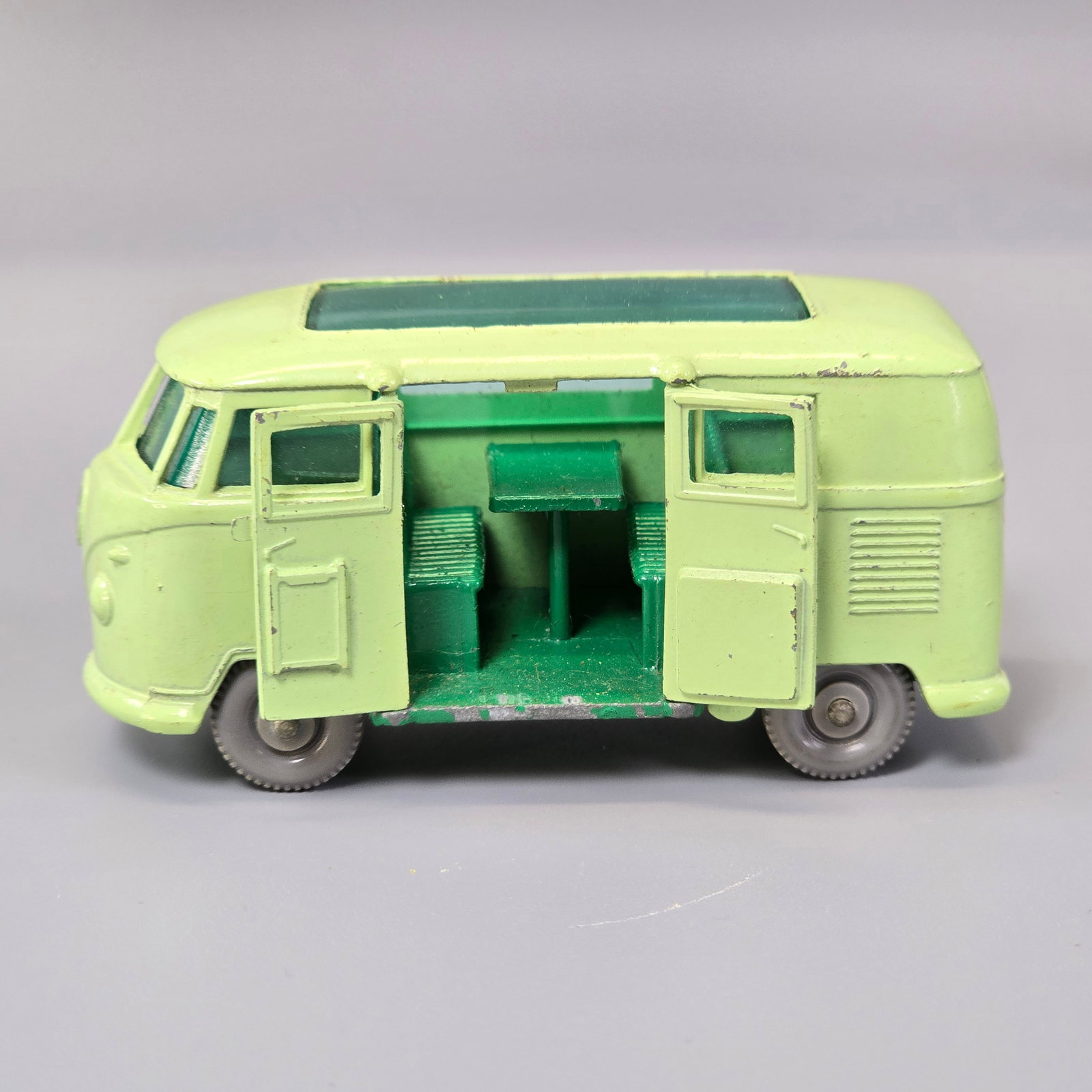 Lesney Matchbox Series Volkswagen Caravette (1 of 6)