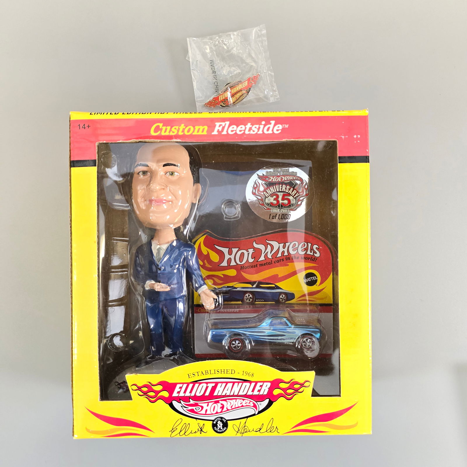 Hot Wheels Elliot Handler Convention piece, pin and bag (1 of 11)