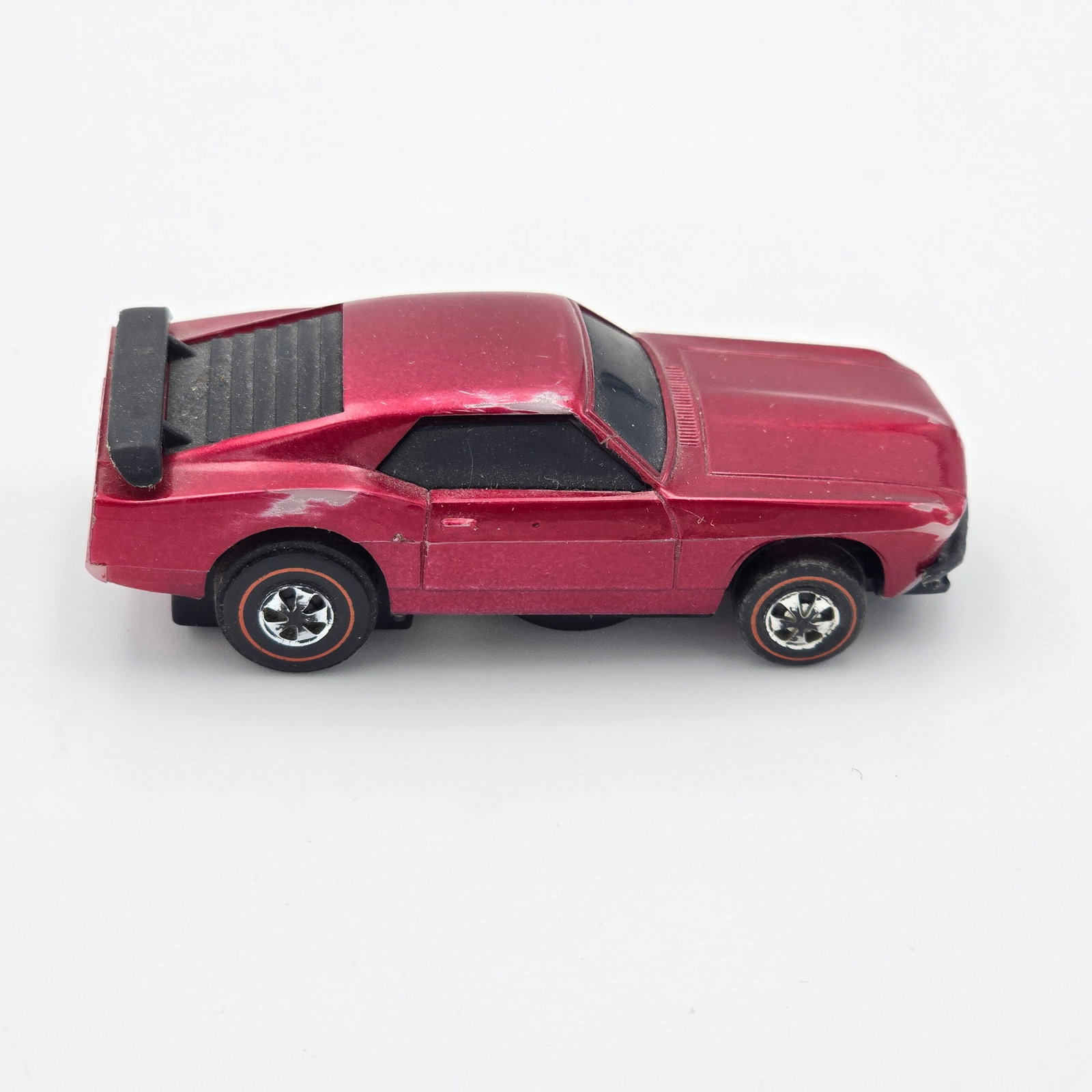 Sizzlers Mustang Boss 302: 1970 Mattel Hot Wheels Sizzlers magenta Mustang Boss 302 Car: body color is good with paint loss in spots as seen, very good to excellent wheel chrome