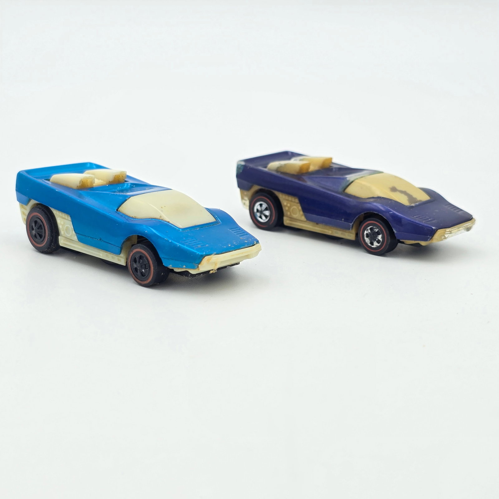 Sizzlers Straight Scoop Pair: 1971 Hot Wheels Sizzlers Straight Scoop Pair Includes purple and blue, the blue has solid color overall, purple is good with color loss to the front edge of the roof, both are missing most of their ch