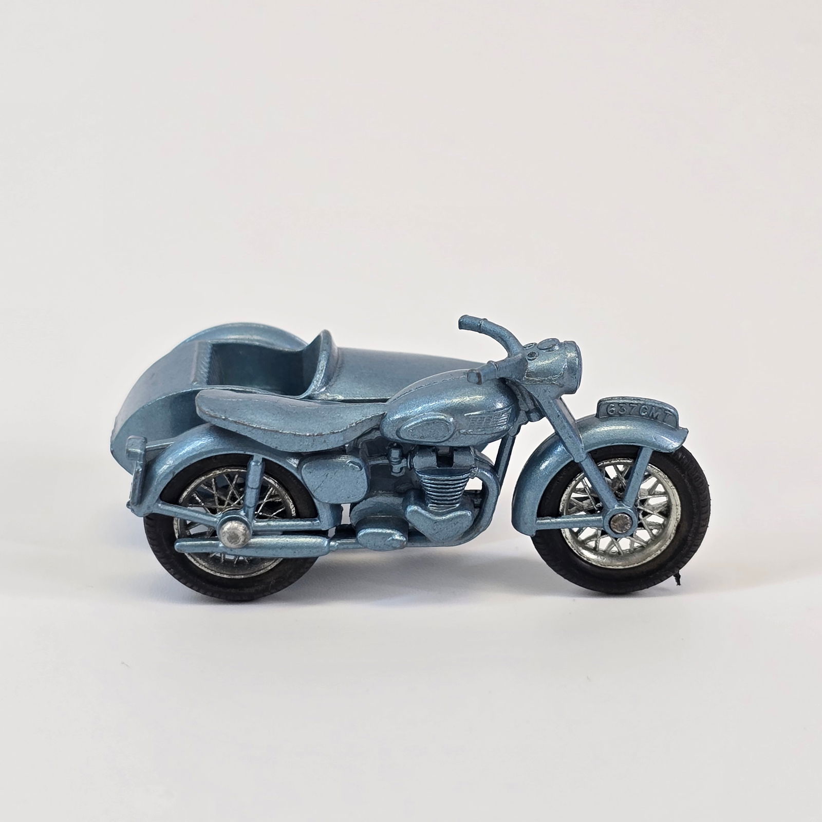 Lesney Triumph Motorcycle (1 of 8)