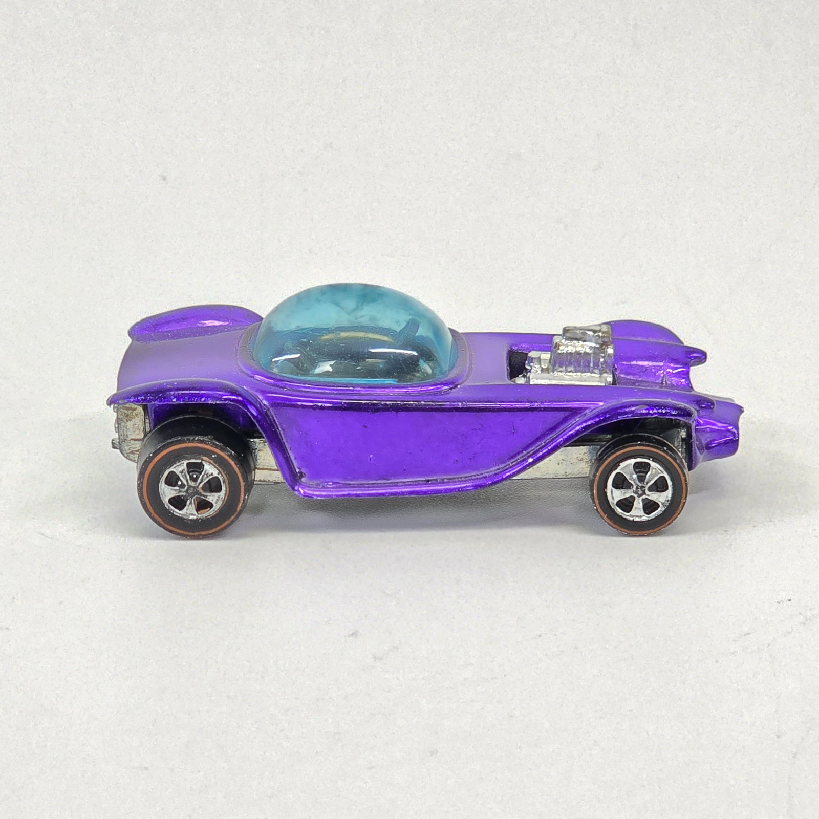 Hot Wheels Redline Beatnik Bandit: Hot Wheels Redline HK Beatnik Band - Light Purple with Dark interior Overall car is excellent with little to no wear. Paint does have some wispy toning in spots as seen. Excellent glass, g