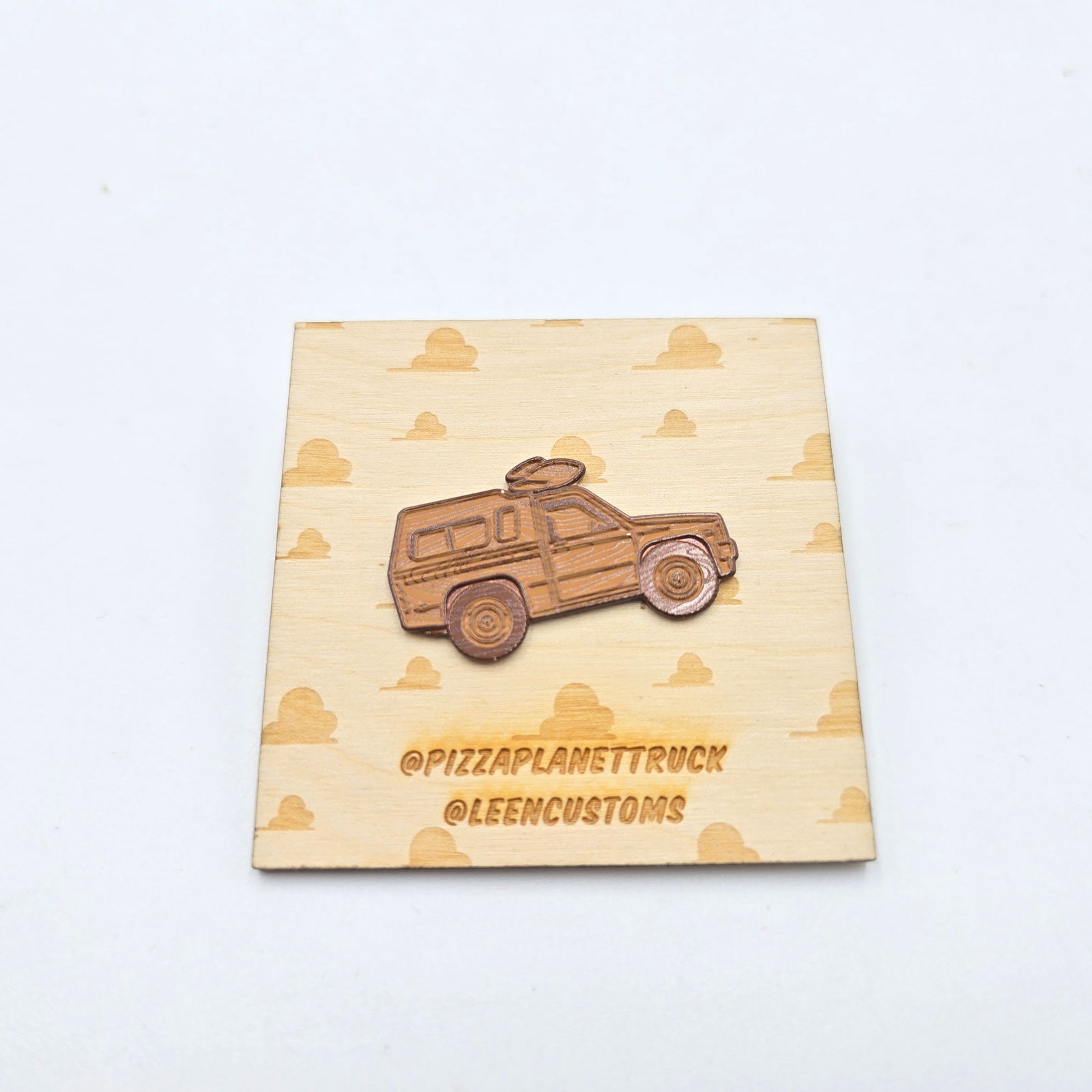 Leen Wooden Pizza Planet metal Pin: Leen Customs pins Wooden (look) Pizza Planet Delivery Truck - limited edition 492/500. Like new on original card.