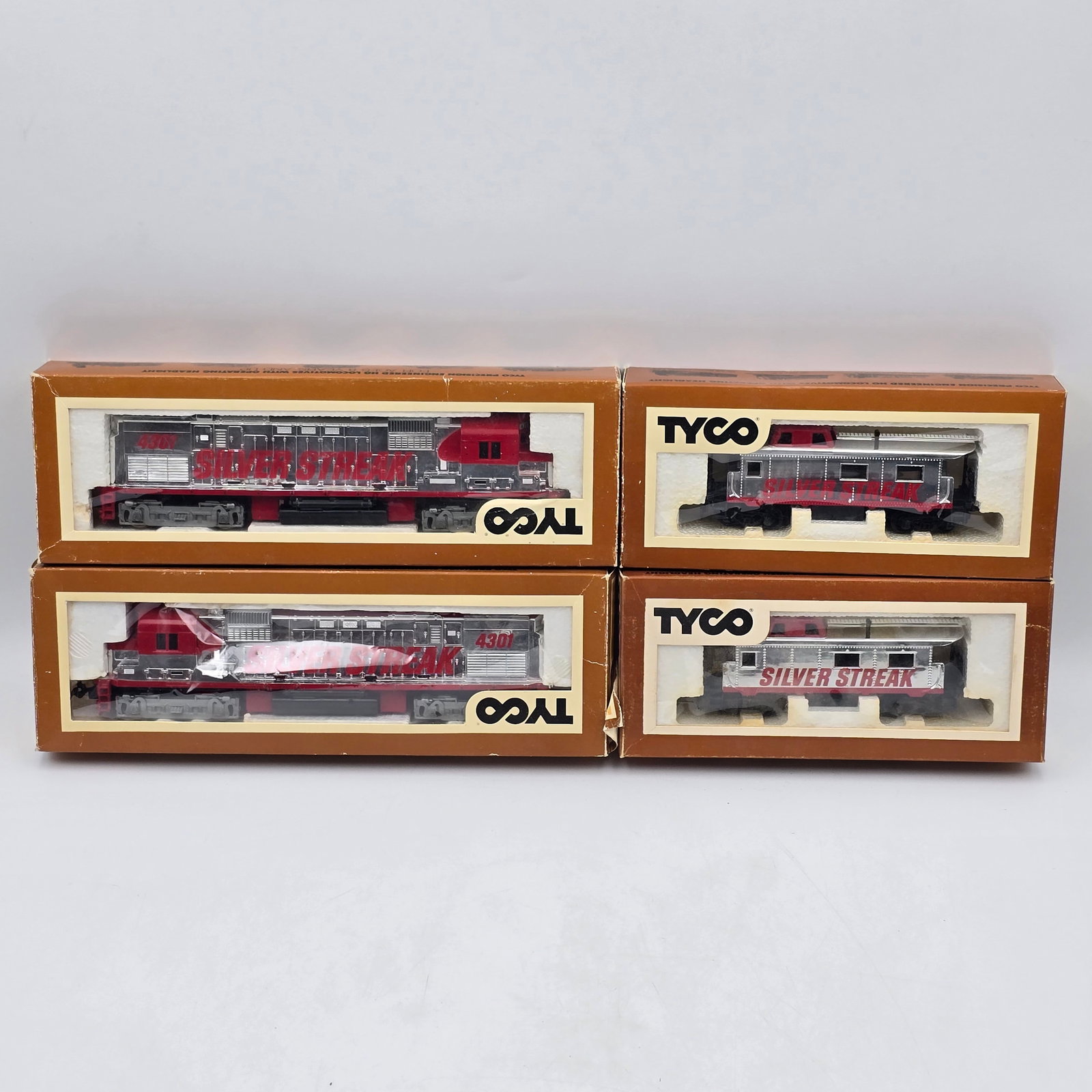 Lot of 4 Silver Streak Tyco Trains: Lot of 4 Silver Streak Tyco Trains, with the box. 2- Locomotive 2- Caboose Boxes are in decent condition, despite slight storage/shelf wear. Please see photos for more!