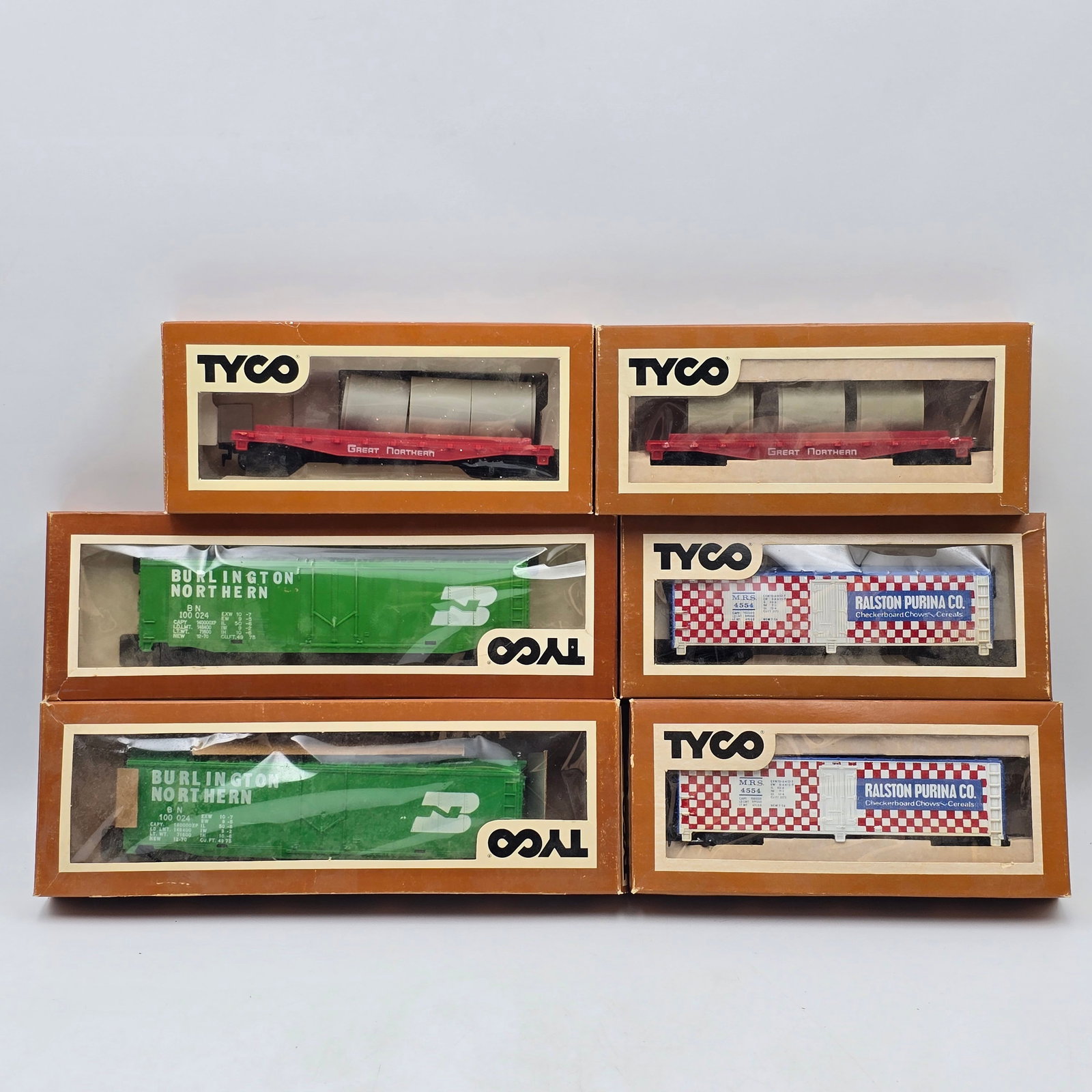 Lot of 6 Tyco Trains: Lot of 6 Tyco Trains, with the boxes. Look to be in decent condition, despite slight storage/shelf wear. 2- Burlington Northern 2- Ralston Purina 2- Great Northern Please see photos