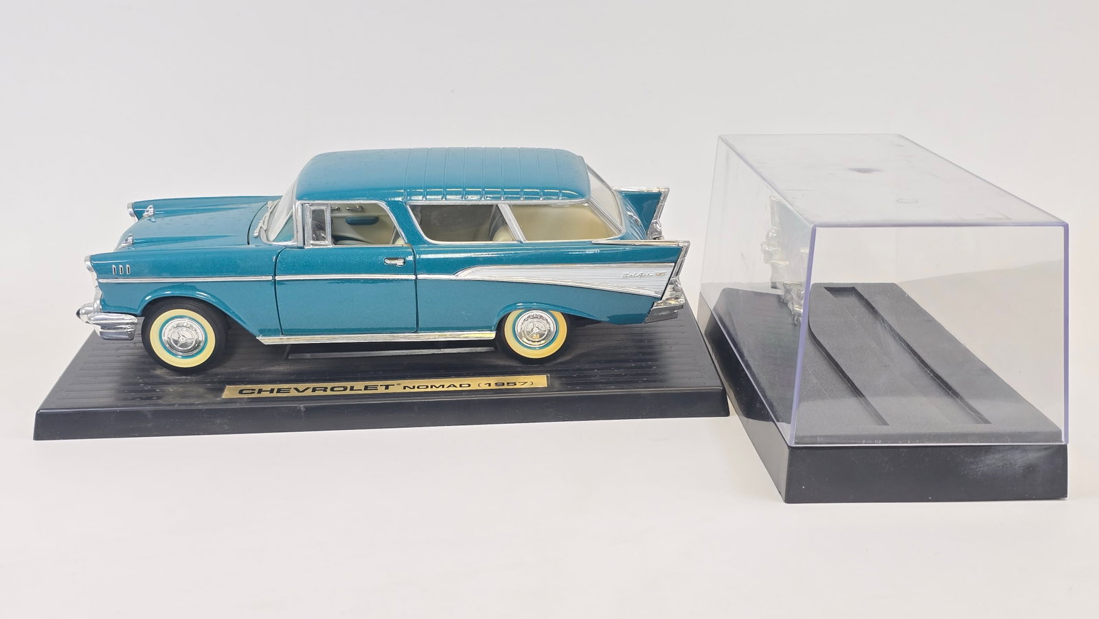 Chevrolet Nomad 1957: Chevrolet Nomad 1957 die cast model + protective case. Does have some shelf/storage wear. See photos for more!