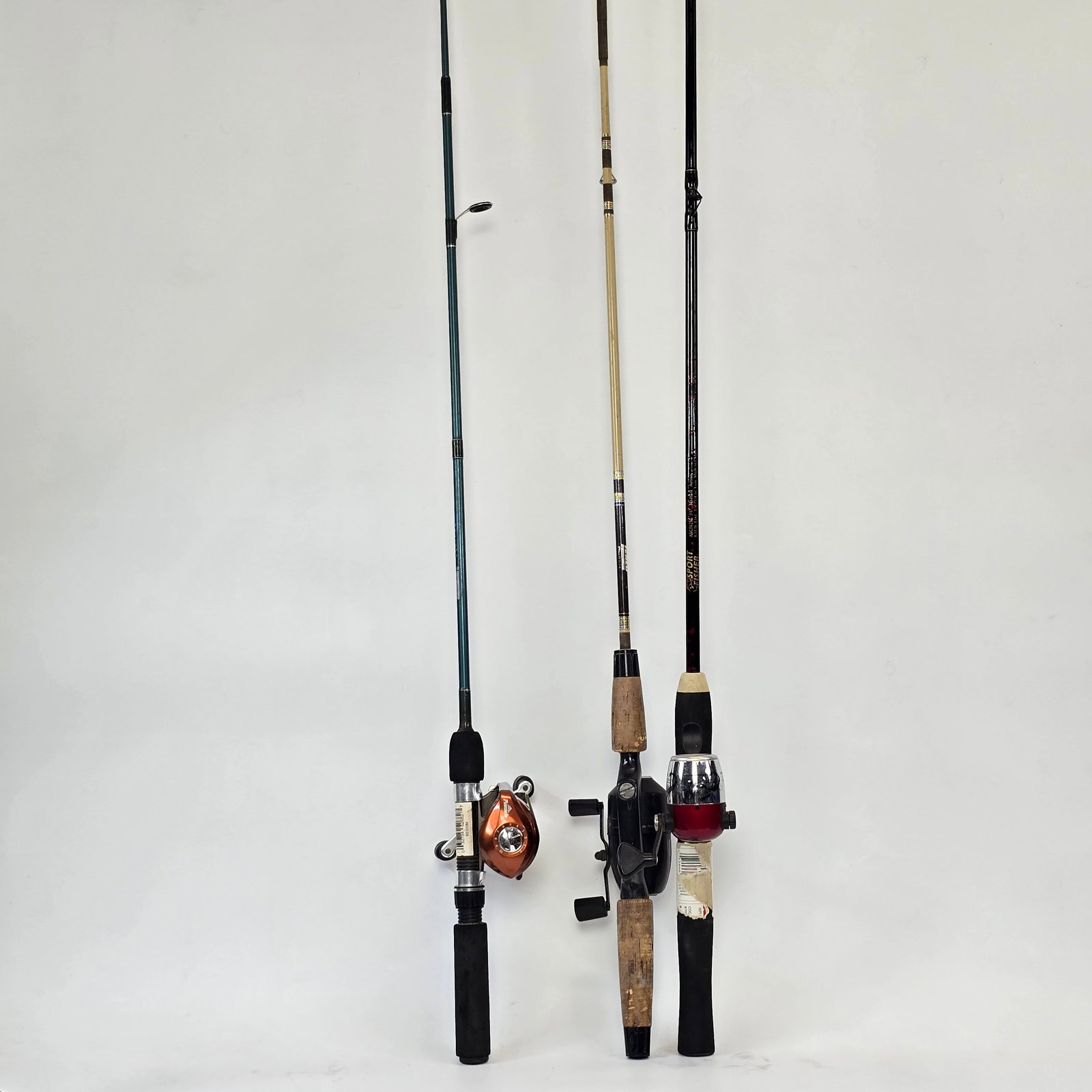 Lot of 3 Rod & Reel Combos: Lot of 3 Fishing Rod & Reel Combos including: 1- Spinning Rod w/ Solene Spinning Reel 2- Casting Rod w/ South Bend Black Beauty Reel 3- Spinning Rod w/ Vintage Spincast Reel Items are pr