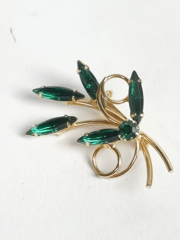 Gold Tone Green Rhinestone Brooch: Gold Tone Green Rhinestone Brooch, 1.75in