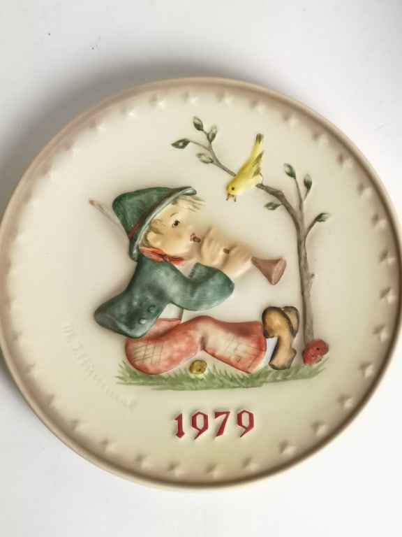 1979 MJ Hummel 9th Annual Porcelain Plate: 1979 MJ Hummel 9th Annual Porcelain Plate, 7.5in