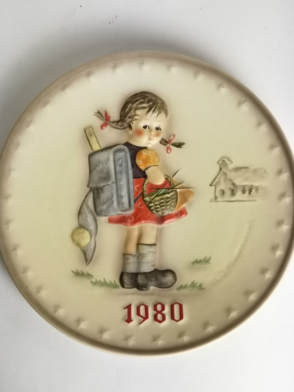1980 MJ Hummel 10th Annual Porcelain Plate: 1980 MJ Hummel 10th Annual Porcelain Plate, 7.5in