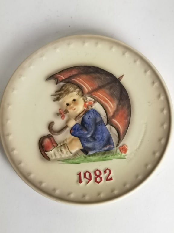 1982 MJ Hummel 12th Annual Porcelain Plate: 1982 MJ Hummel 12th Annual Porcelain Plate, 7.5in