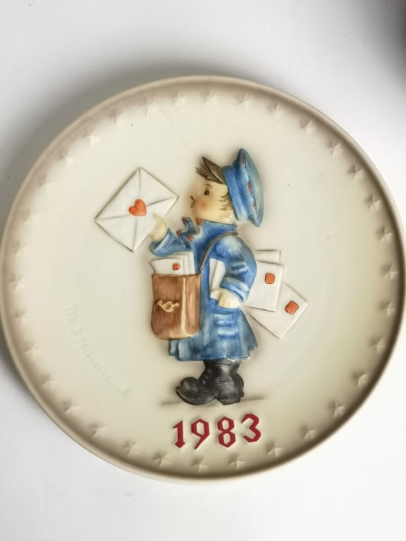 1983 MJ Hummel 13th Annual Porcelain Plate: 1983 MJ Hummel 13th Annual Porcelain Plate, 7.5in