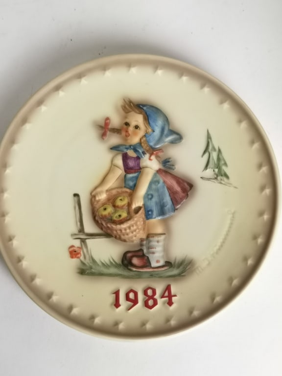 1984 MJ Hummel 14th Annual Porcelain Plate: 1984 MJ Hummel 14th Annual Porcelain Plate, 7.5in