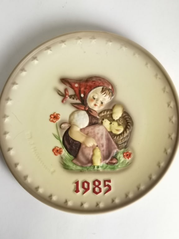 1985 MJ Hummel 15th Annual Porcelain Plate: 1985 MJ Hummel 15th Annual Porcelain Plate, 7.5in